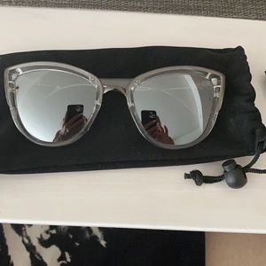QUAY SMOKEY GREY MIRRORED SUNGLASSES